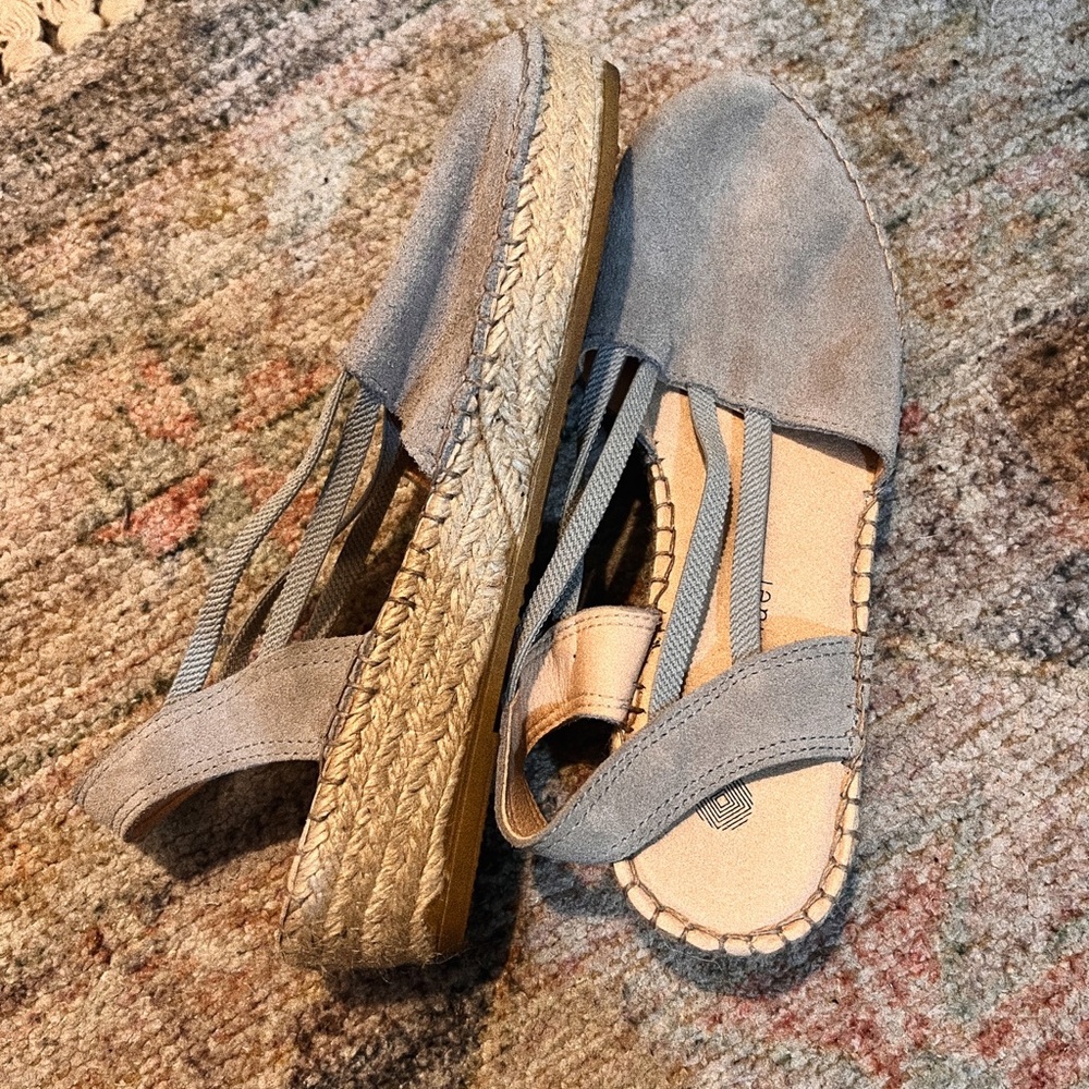 Grey/blue platforms